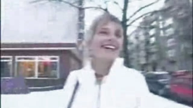 MILF สีบลอนด์ Fuckable วีดีโอ หนัง โป็ Erika ให้หัวในขณะที่หีของเธอขี่ไก่