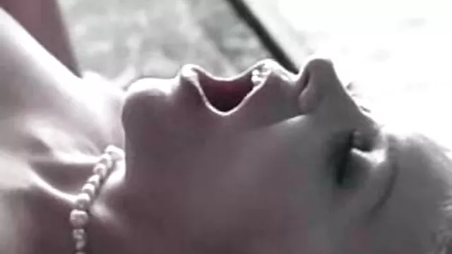 Juggy four eyed brunette ให้ blowjob video หนัง โป๊ ที่ร้อนแรง ยืนอยู่บนหัวเข่าของเธอ