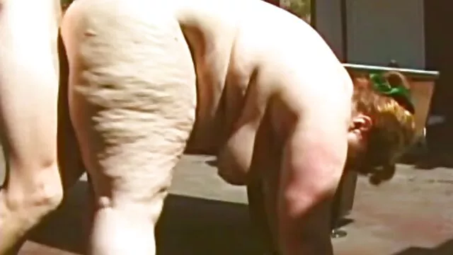 Hungry Freak วีดีโอ คลิป x fucks ร่านผมดำสกปรกสองตัวบนกระโปรงหน้ารถของยาก