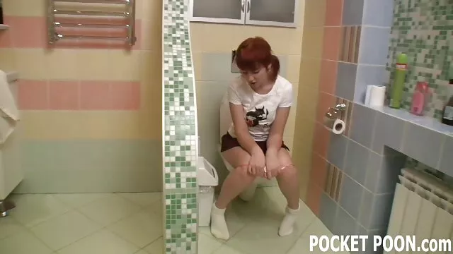 Dumpy girlie licks ลูกแมวแสนหวานของเจี๊ยบผมสีเทา busty ของเธอจากด้านหลัง วีดีโอ เอ็กซ์ ฟรี