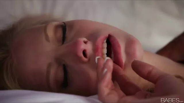 ร้อนญี่ปุ่นจอบ วีดีโอ หนัง x Asuka นิ้วหีมีขนของเธอในขณะที่ให้ blowjob