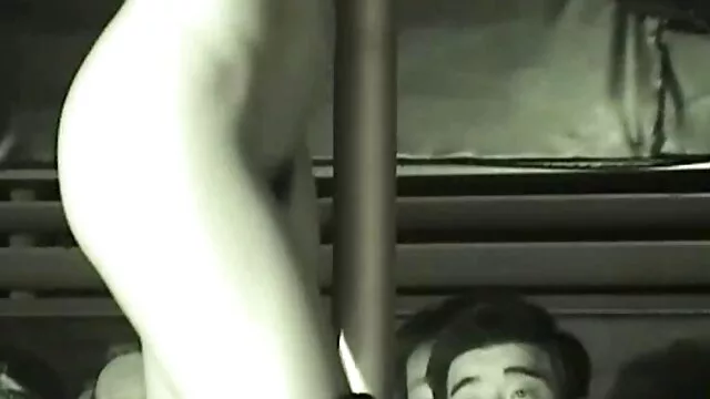กระหายน้ำ เอเชีย ผู้หญิงเลว วีดีโอ หนัง โป์ masturbates ก่อน ให้ BJ . สะเพร่า