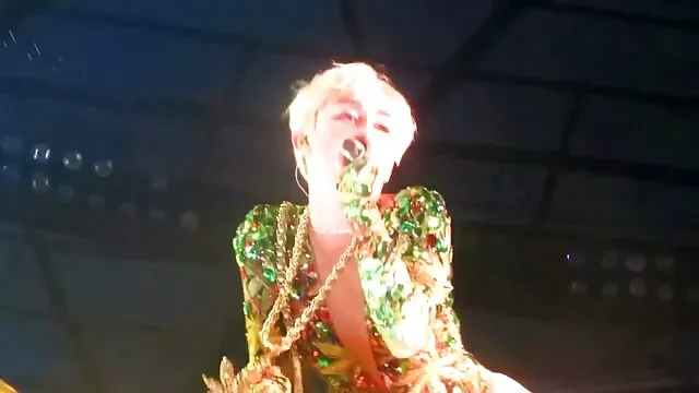 ทารกผมสีเข้มซ้อนได้คิตตี้ของเธอถูกโจมตีจากด้านหลังที่แข็งแกร่ง video หนัง โป๊